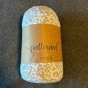 NWT Cali King/King Duvet Cover *NEVER BEEN OPENED*